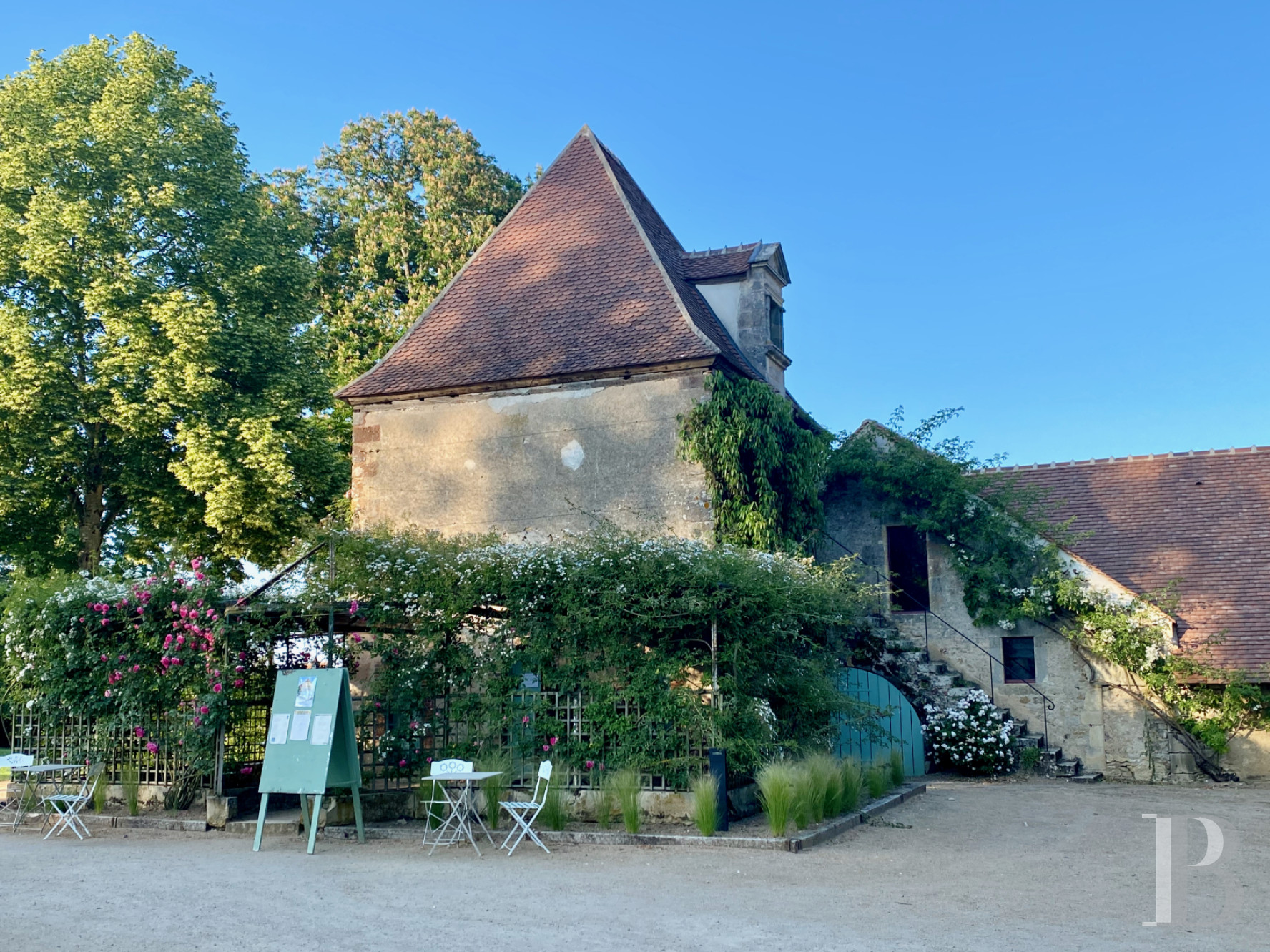 À Ainay-le-Vieil, entre Bourges et Montluçon, une forteresse séculaire tout en raffinement  - photo  n°51